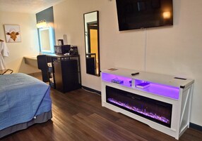 Escritorio, tabla de planchar con plancha, wifi gratis y ropa de cama 