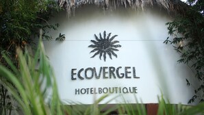 Een bord met de tekst 'Ecovergel Hotel Boutique' en een zon.