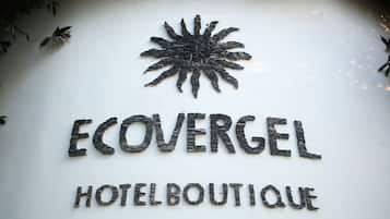 Segnaletica per l'Ecovergel Hotel Boutique con un design simile a un sole sopra il testo.