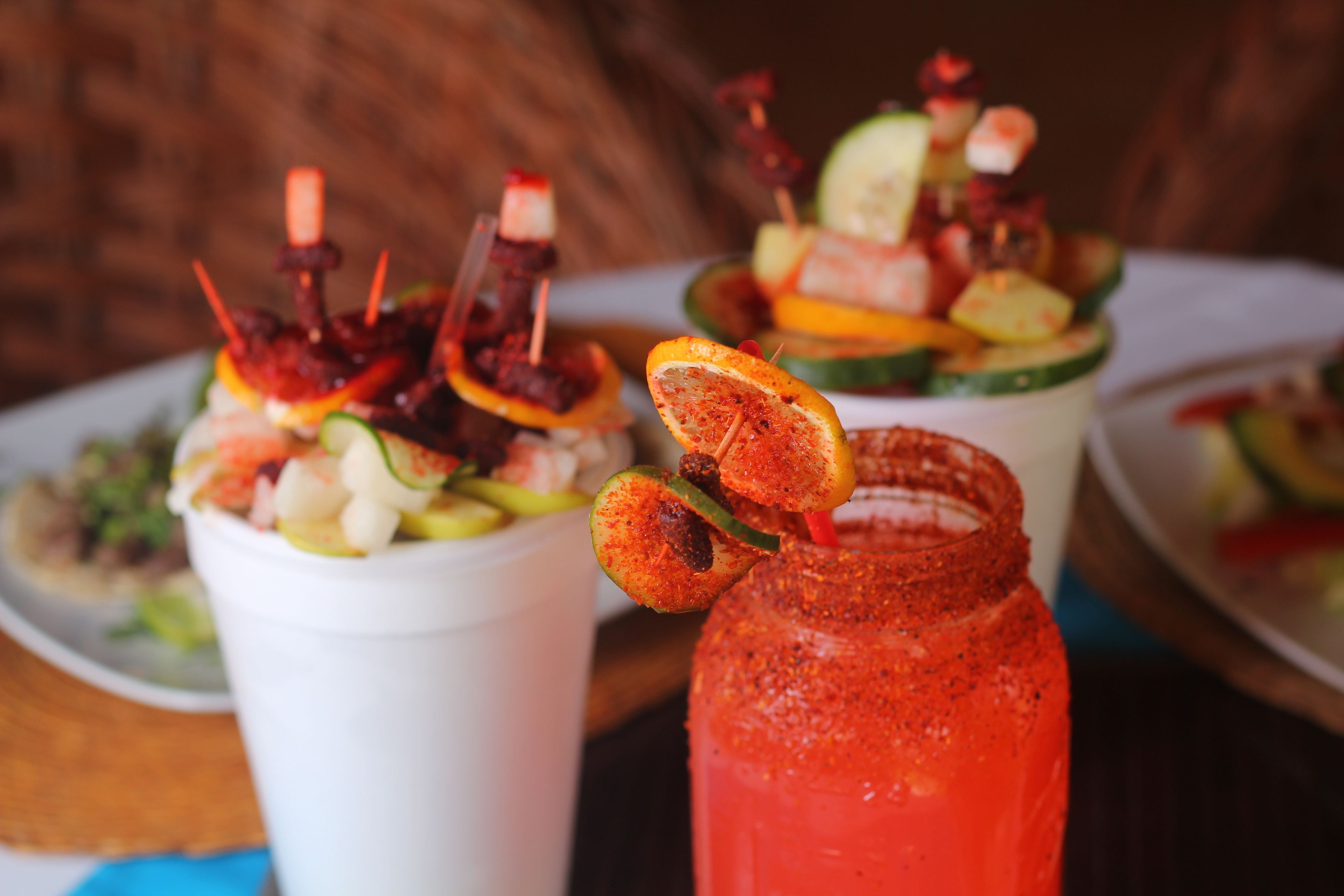 Una mesa con tres bebidas y una ensalada.