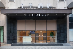 The entrance of Ji Hotel with a modern facade, large glass doors, and a sign above indicating the name. - JI Hotel Guangzhou Yuexiu Park (Guangzhou)