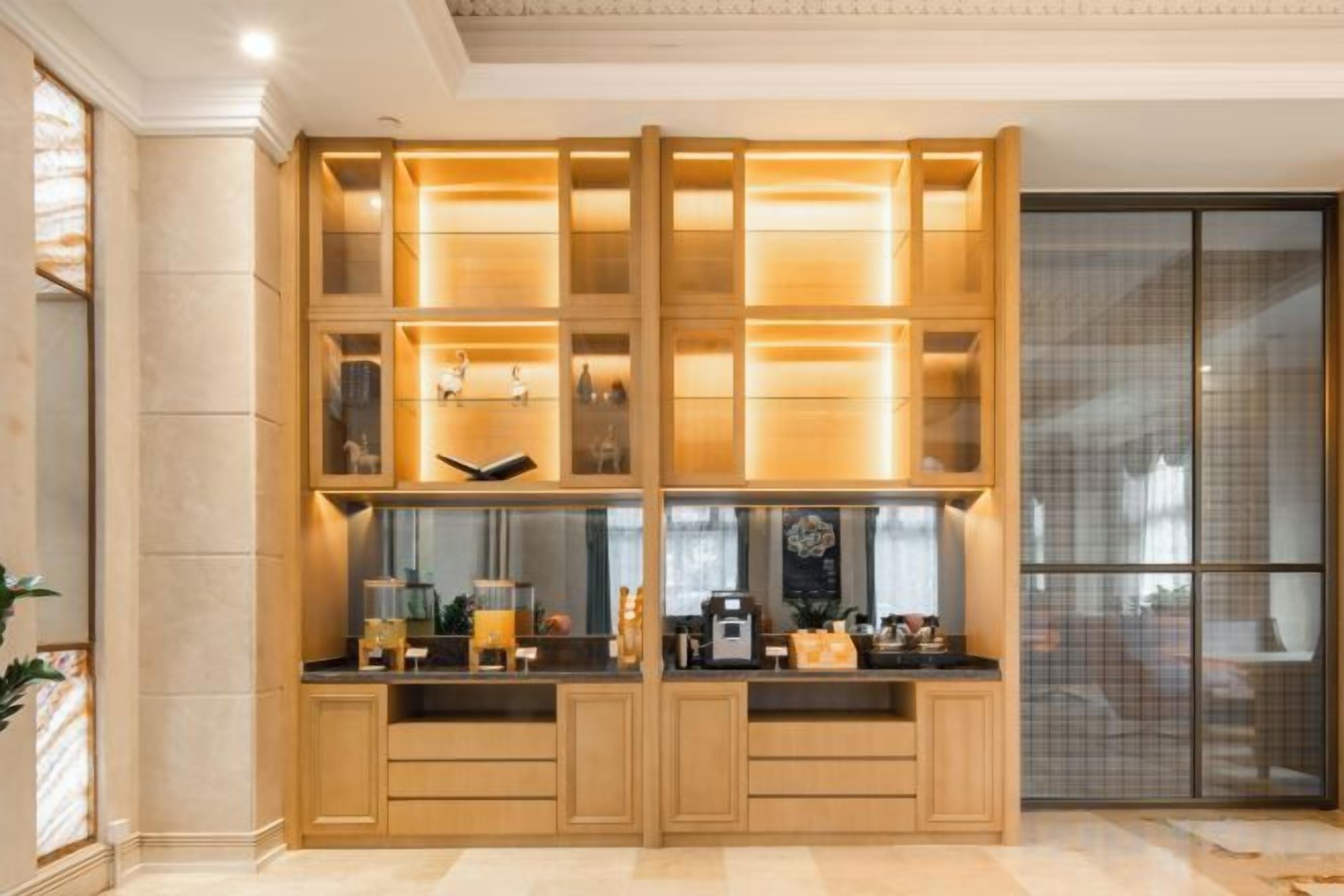 Una cocina moderna con armarios empotrados y salpicadero de vidrio.