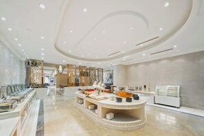 A modern hotel lobby with a central island, seating area, and a reception desk. - Huhua International Hotel (Shanghai Wujing Hua Normal University Branch) (Shanghai)