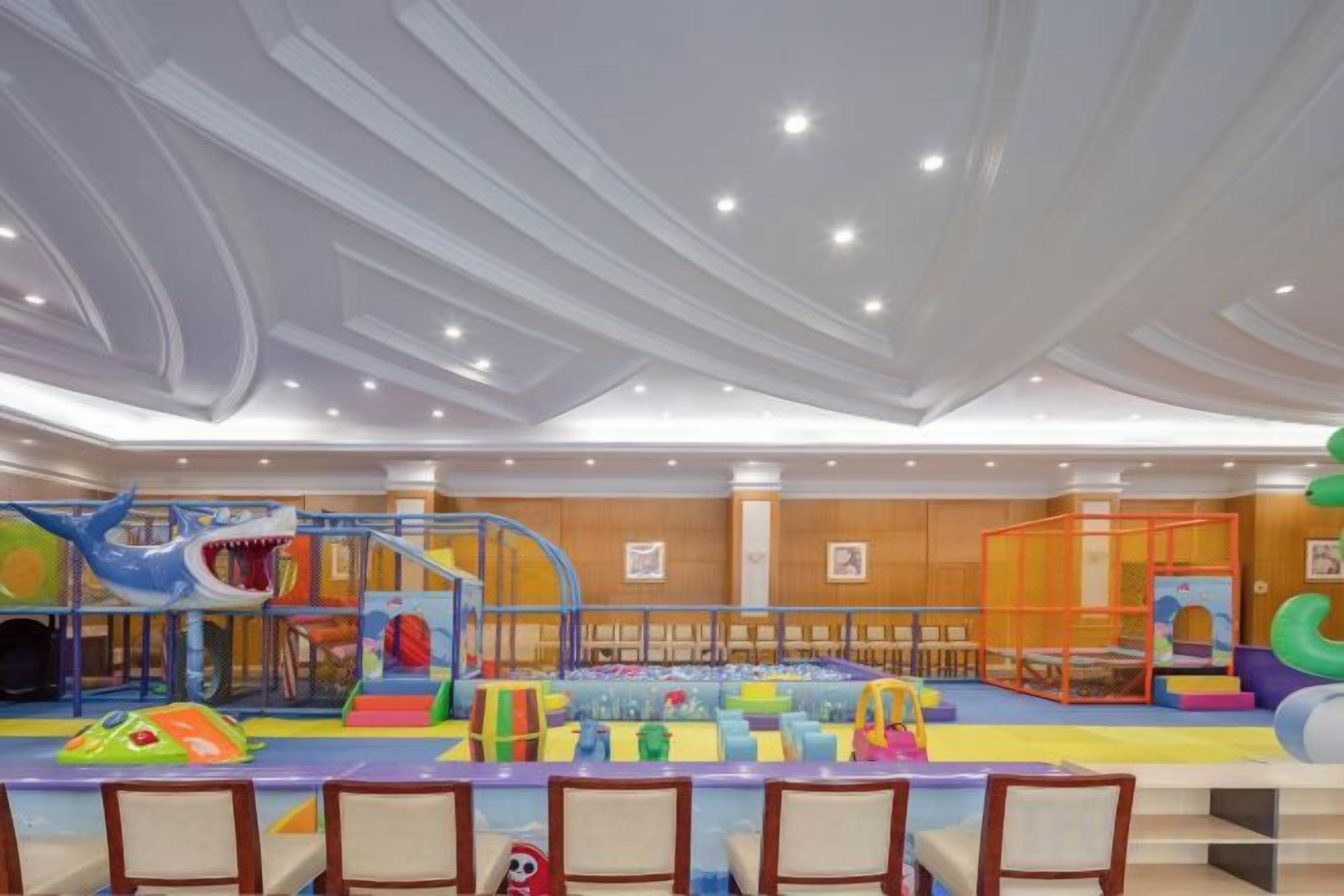 Zona de juegos infantiles con toboganes y estructuras para escalar.