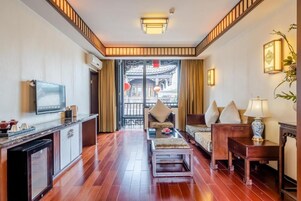 Signature Σουίτα | Χρηματοκιβώτιο στο δωμάτιο, μοναδική διακόσμηση, μοναδική επίπλωση 