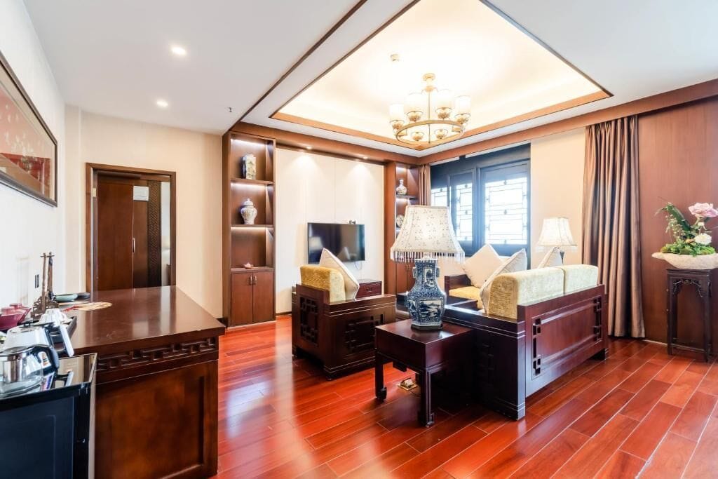 business suite | 1 bedroom, in-room safe, individually decorated, individually furnished