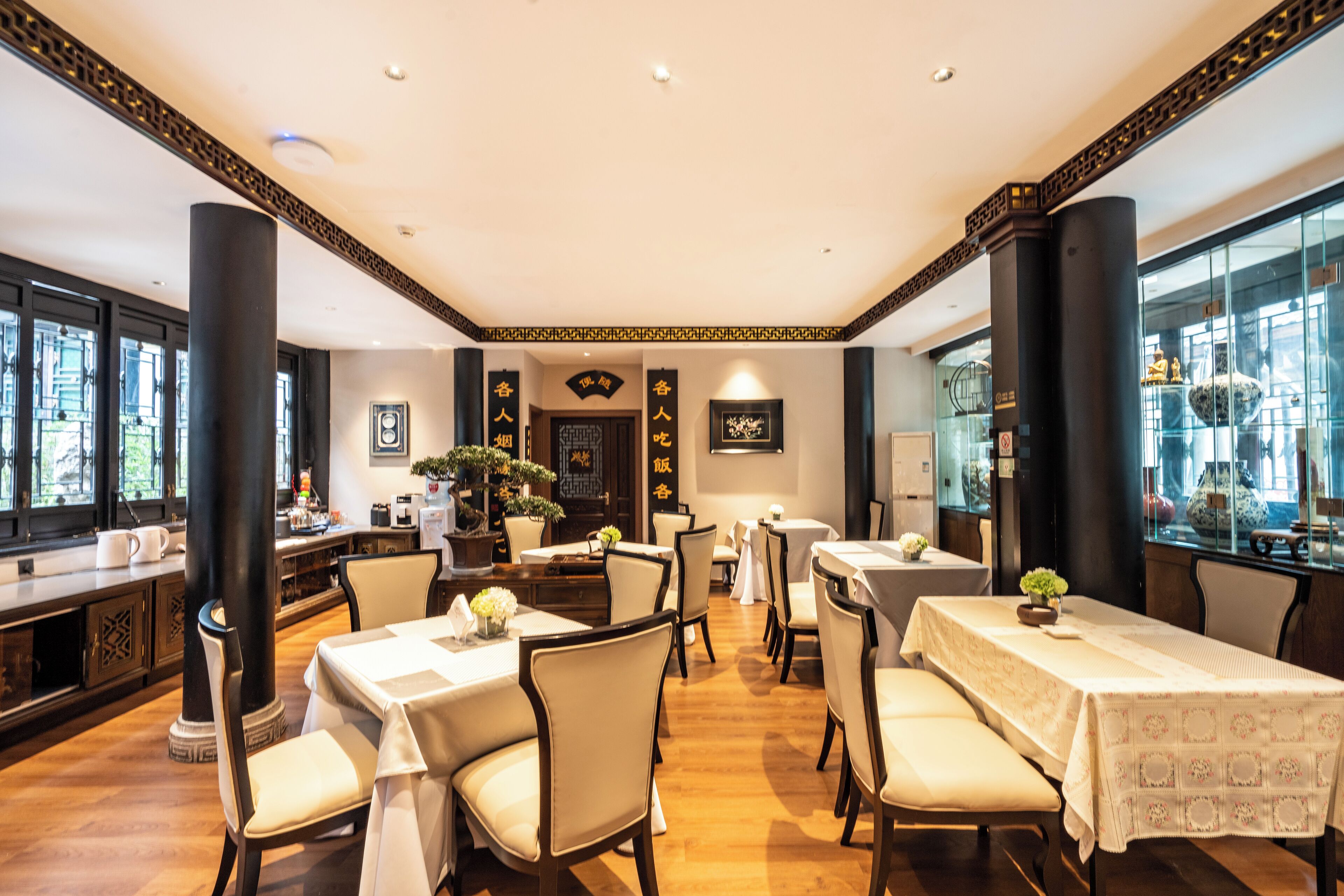 2 restaurants, breakfast, lunch, dinner served; chinese cuisine