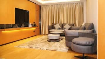 Una sala moderna con un sofá, sillones y una mesa de centro.