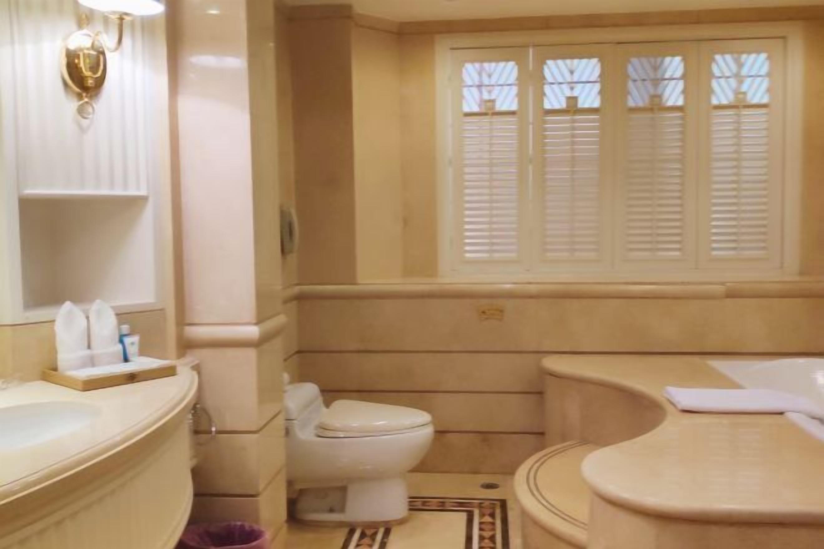 A bathroom with a bathtub, toilet, and vanity.