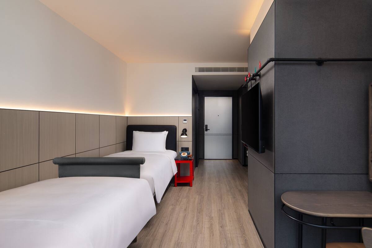 Down comforters, in-room safe, blackout drapes, WiFi (free)