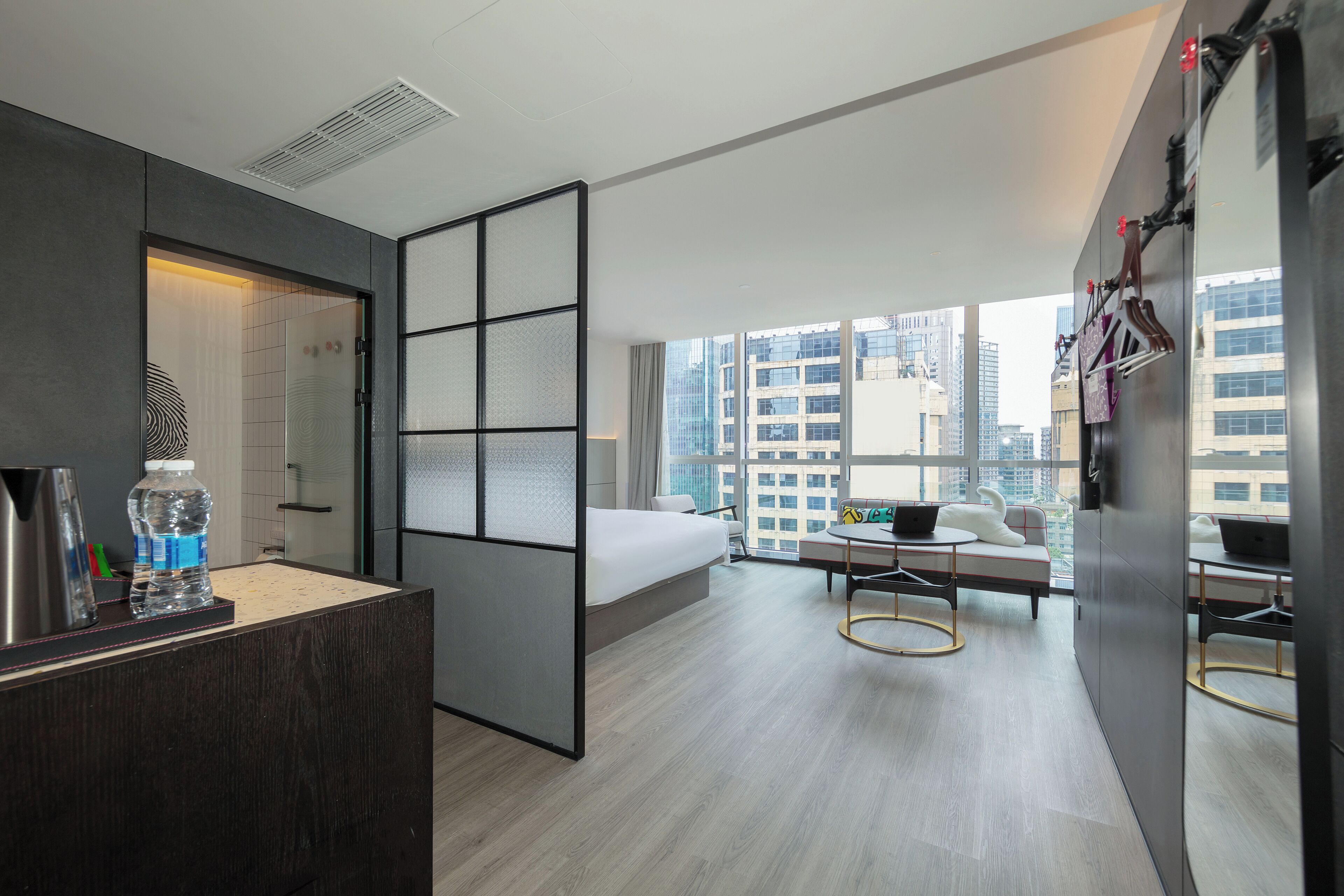 Rum - 1 kingsize-säng | Duntäcken, värdeförvaringsskåp på rummet och mörkläggningsgardiner