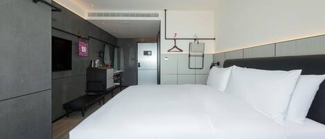 Rom – standard, 1 kingsize-seng | Dundyner, safe på rommet, blendingsgardiner og wi-fi (inkludert)