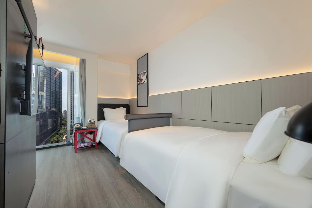 Habitación estándar, 2 camas individuales | Edredón, caja de seguridad en la habitación y cortinas blackout