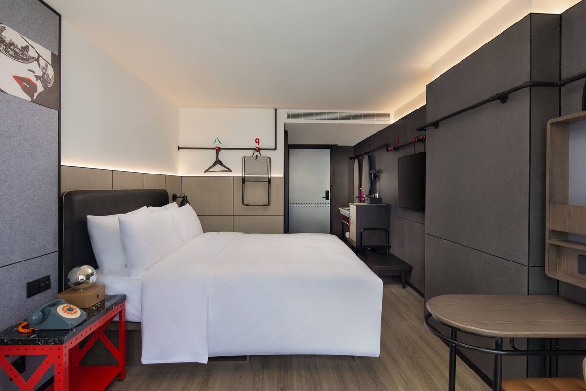 Down comforters, in-room safe, blackout drapes, WiFi (free)