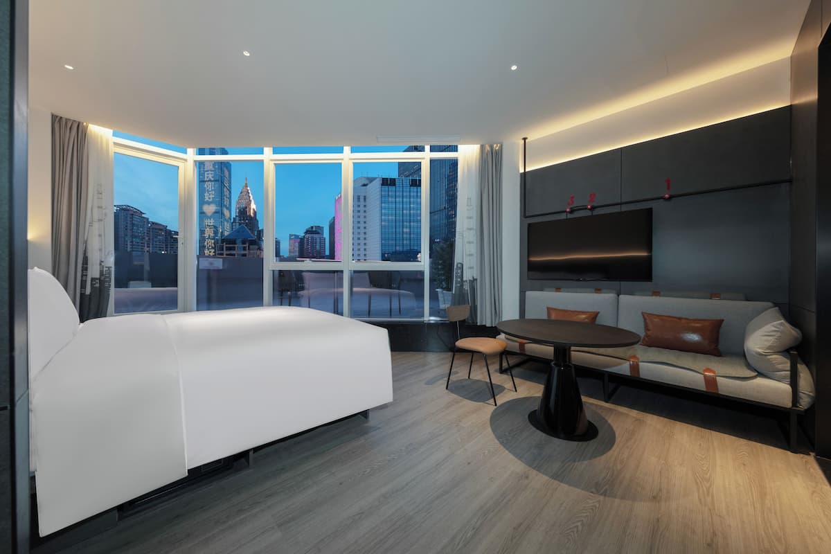 Rom, 1 kingsize-seng, hageutsikt | Dundyner, safe på rommet, blendingsgardiner og wi-fi (inkludert)