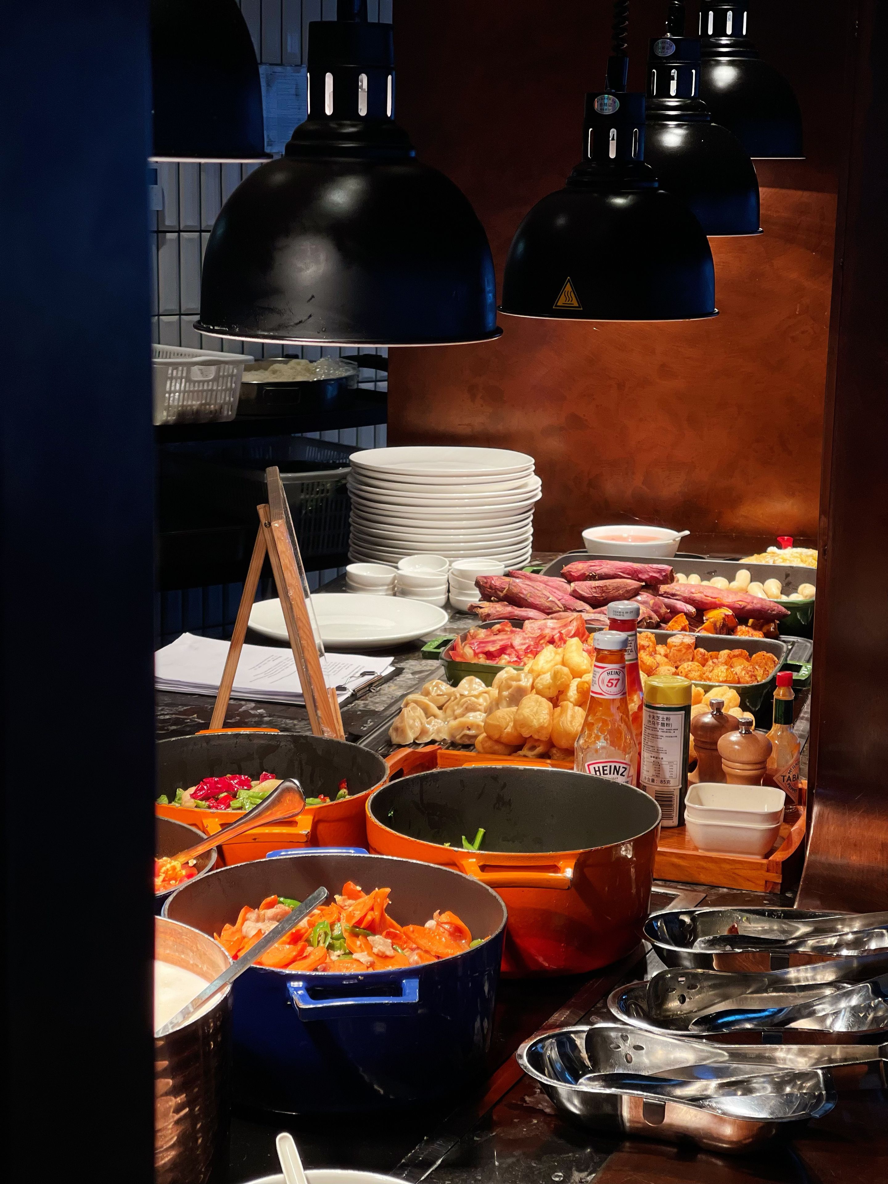 Un aparador amb diversos plats, estris i condiments.