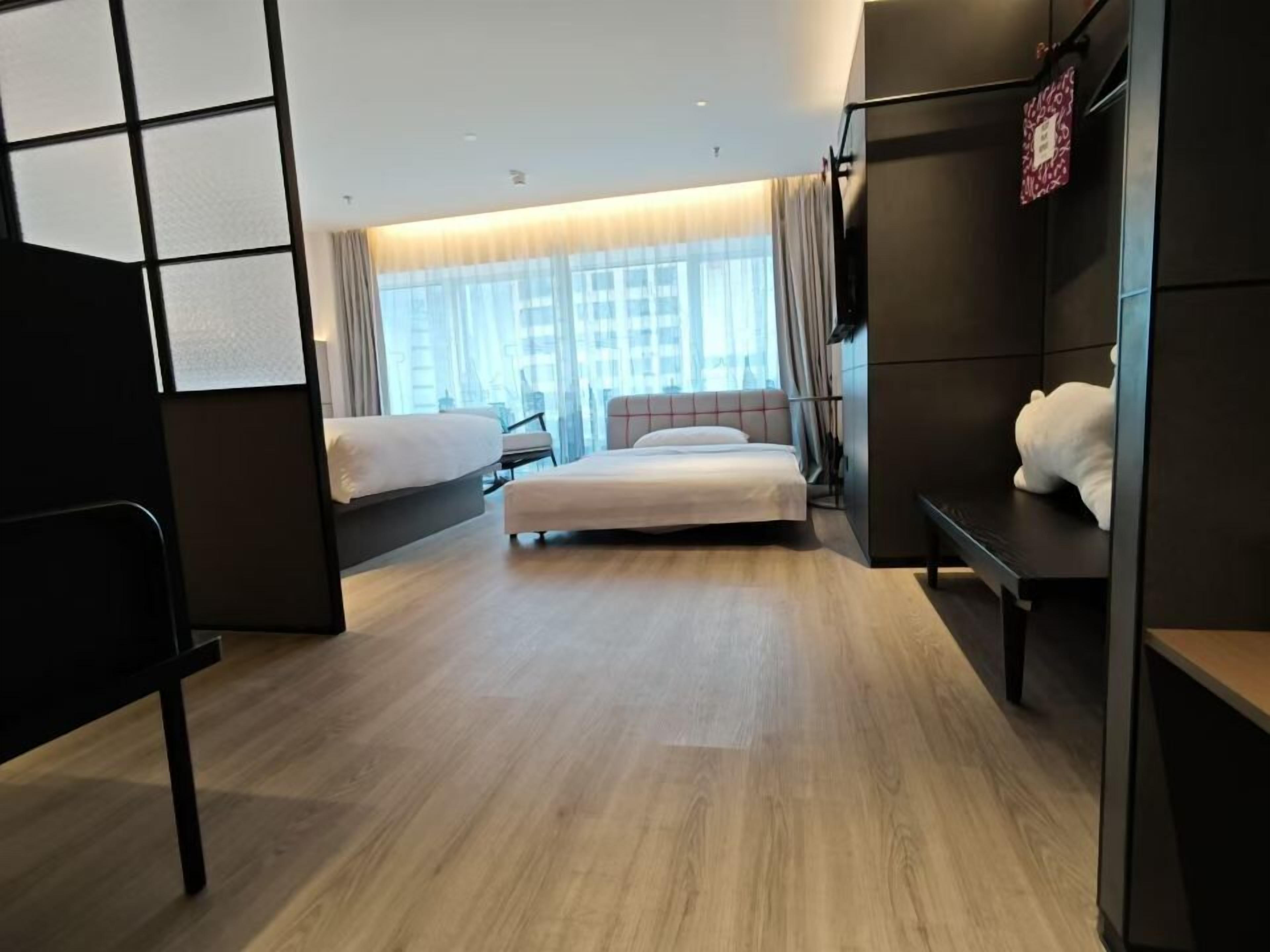 Una habitación de hotel moderna con una cama grande, un sofá y un escritorio.