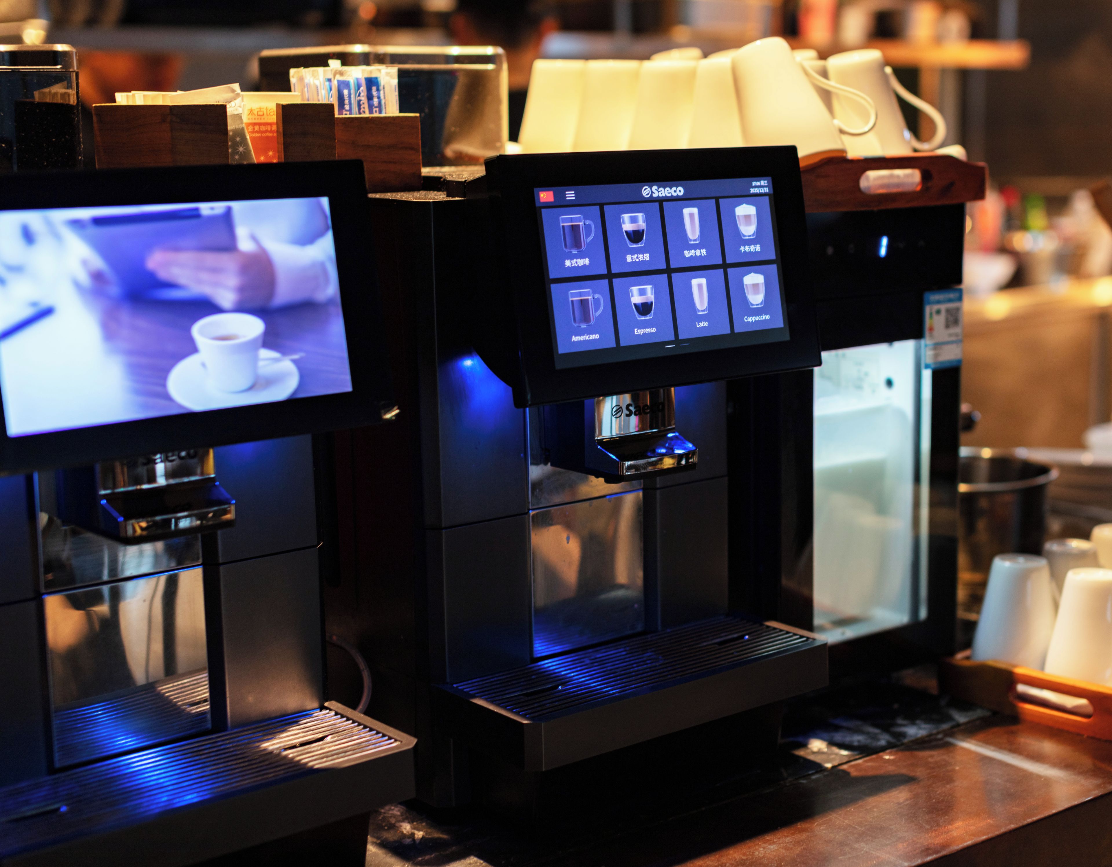 Une machine à café dotée d’un écran numérique et offrant de nombreuses options de préparation.
