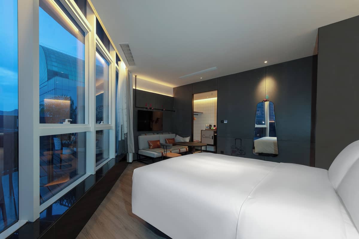 Edredón, caja de seguridad en la habitación y cortinas blackout