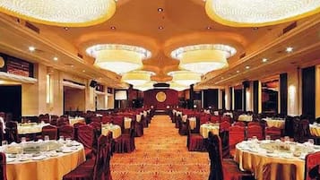 2 restaurants, breakfast served