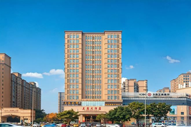 Un edificio de varios pisos con una entrada destacada y señalización.