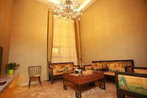 Una sala de estar acogedora con un sofá, una mesa de centro y una silla.