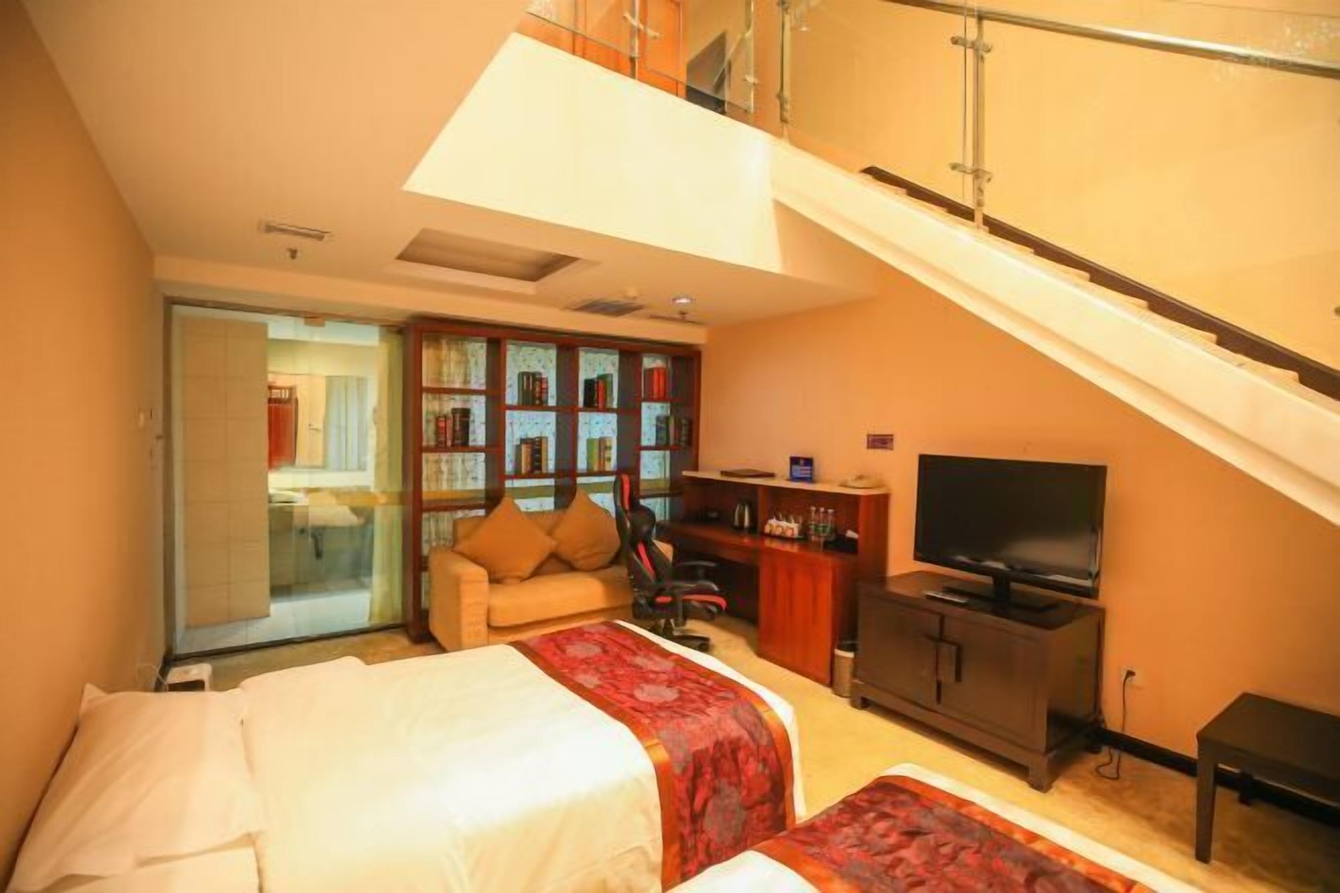 Minibar, caja de seguridad en la habitación y decoración personalizada 