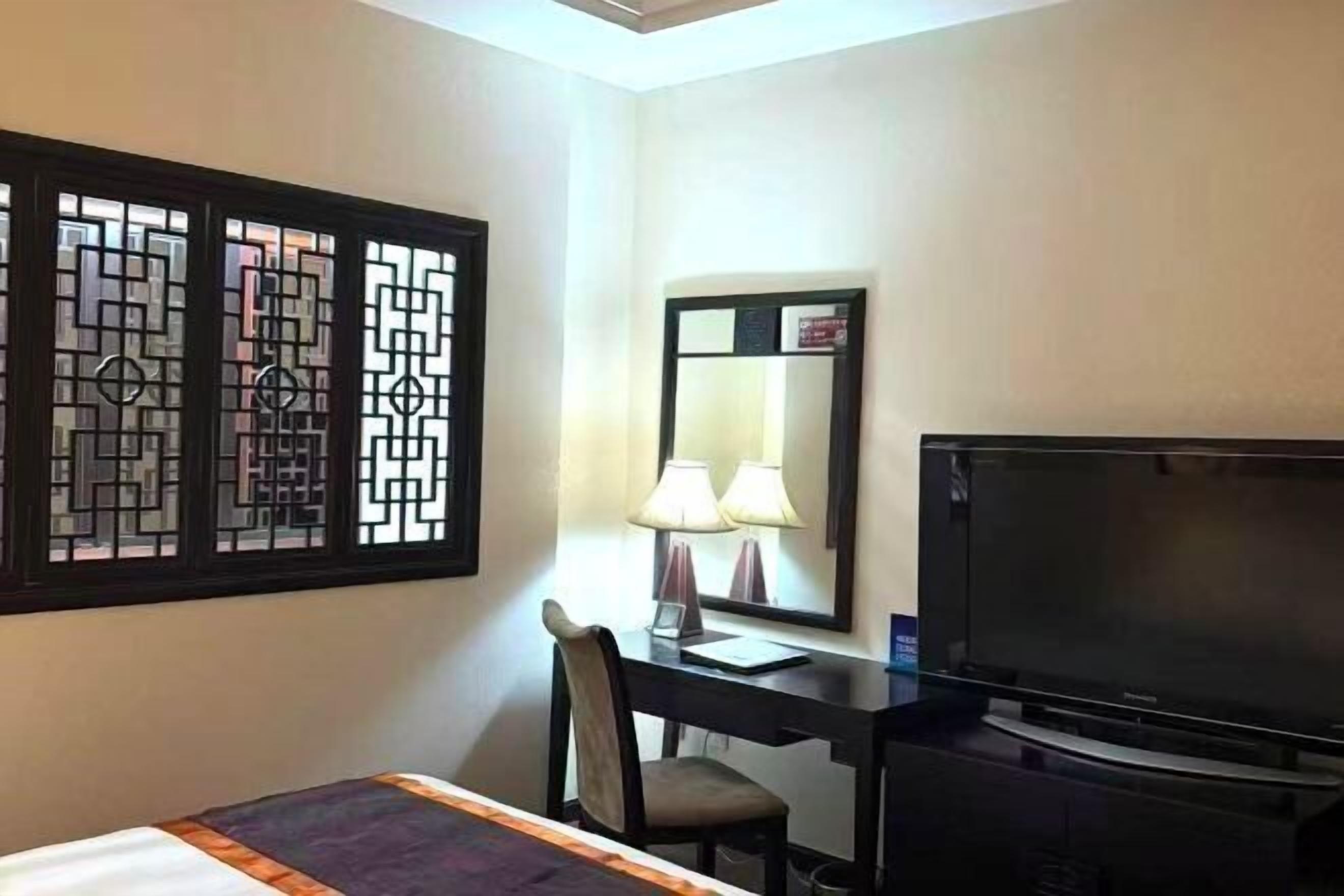 Minibar, caja de seguridad en la habitación y decoración personalizada 
