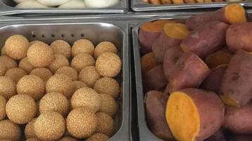 Variedad de alimentos en recipientes metálicos.