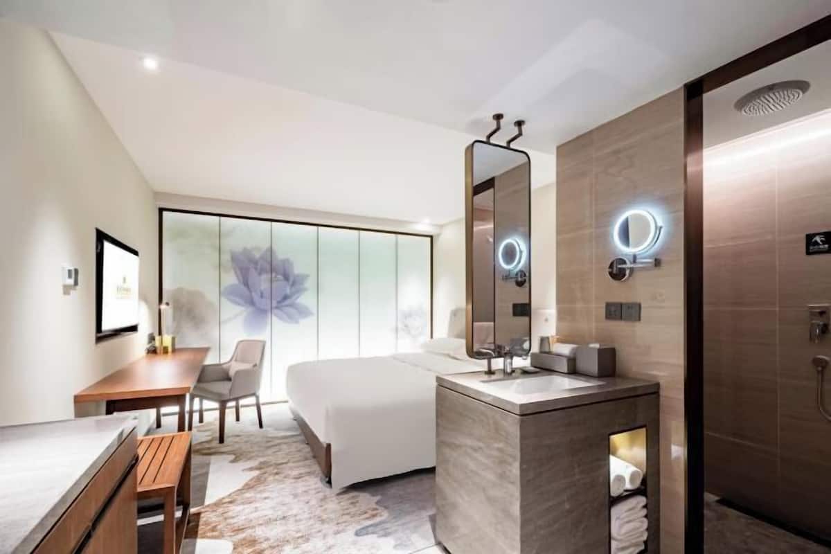 Premium bedding, in-room safe, individually decorated