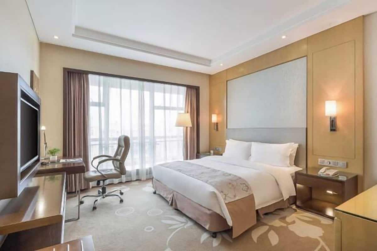 Premium bedding, in-room safe, individually decorated