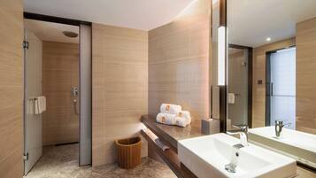 Superior Suite | Bathroom | Free toiletries, slippers, towels