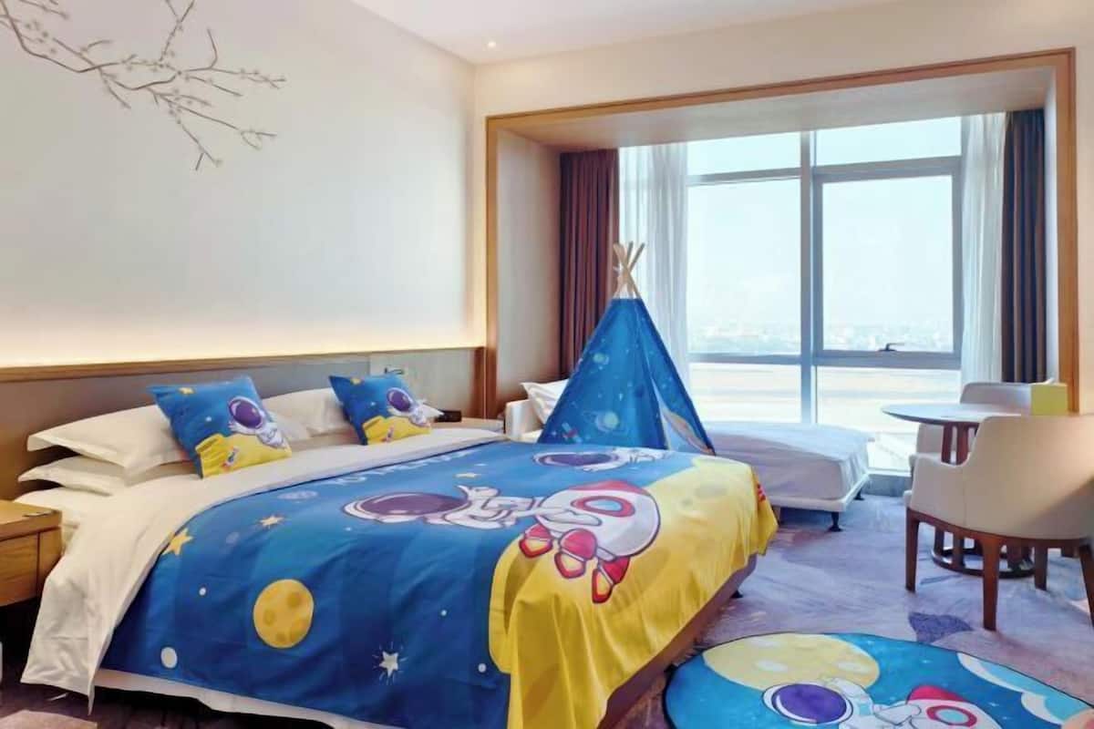 Premium bedding, in-room safe, individually decorated
