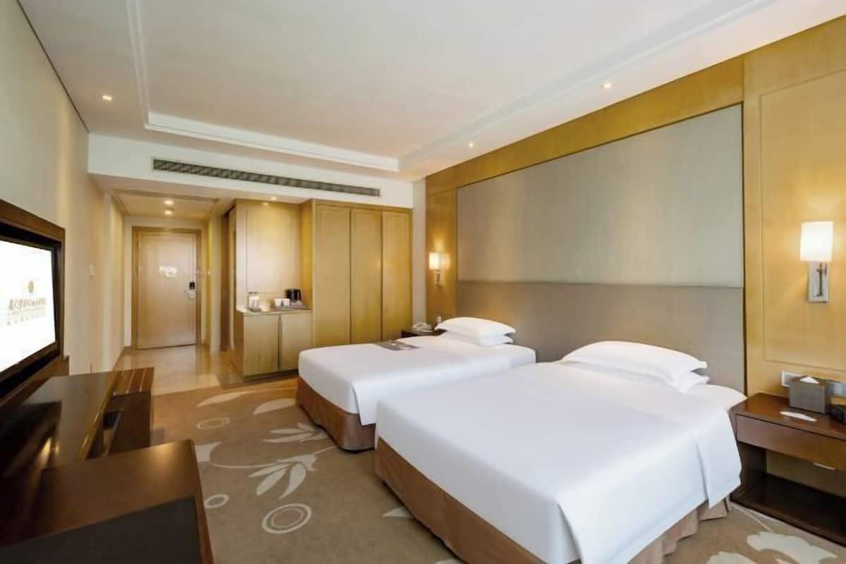 Premium bedding, in-room safe, individually decorated