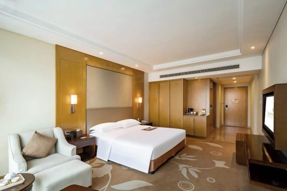 Premium bedding, in-room safe, individually decorated