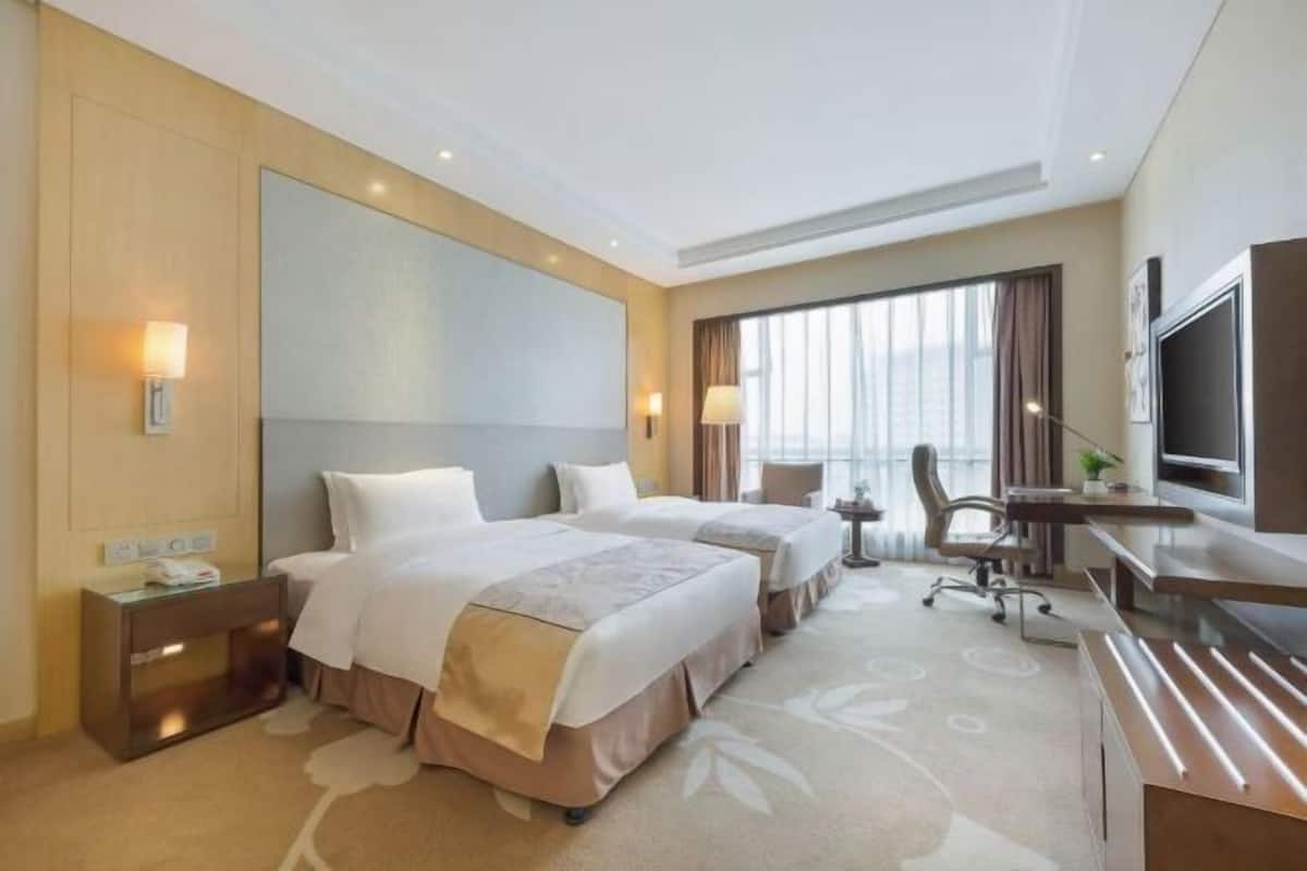 Premium bedding, in-room safe, individually decorated