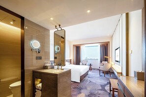 Executive King Room | Premium bedding, in-room safe, individually decorated - Fliport Garden Hotel Xiamen (Xiamen)