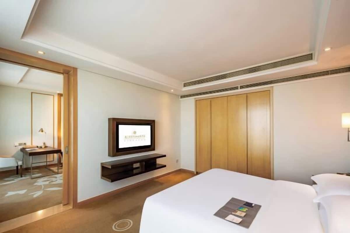 Premium bedding, in-room safe, individually decorated