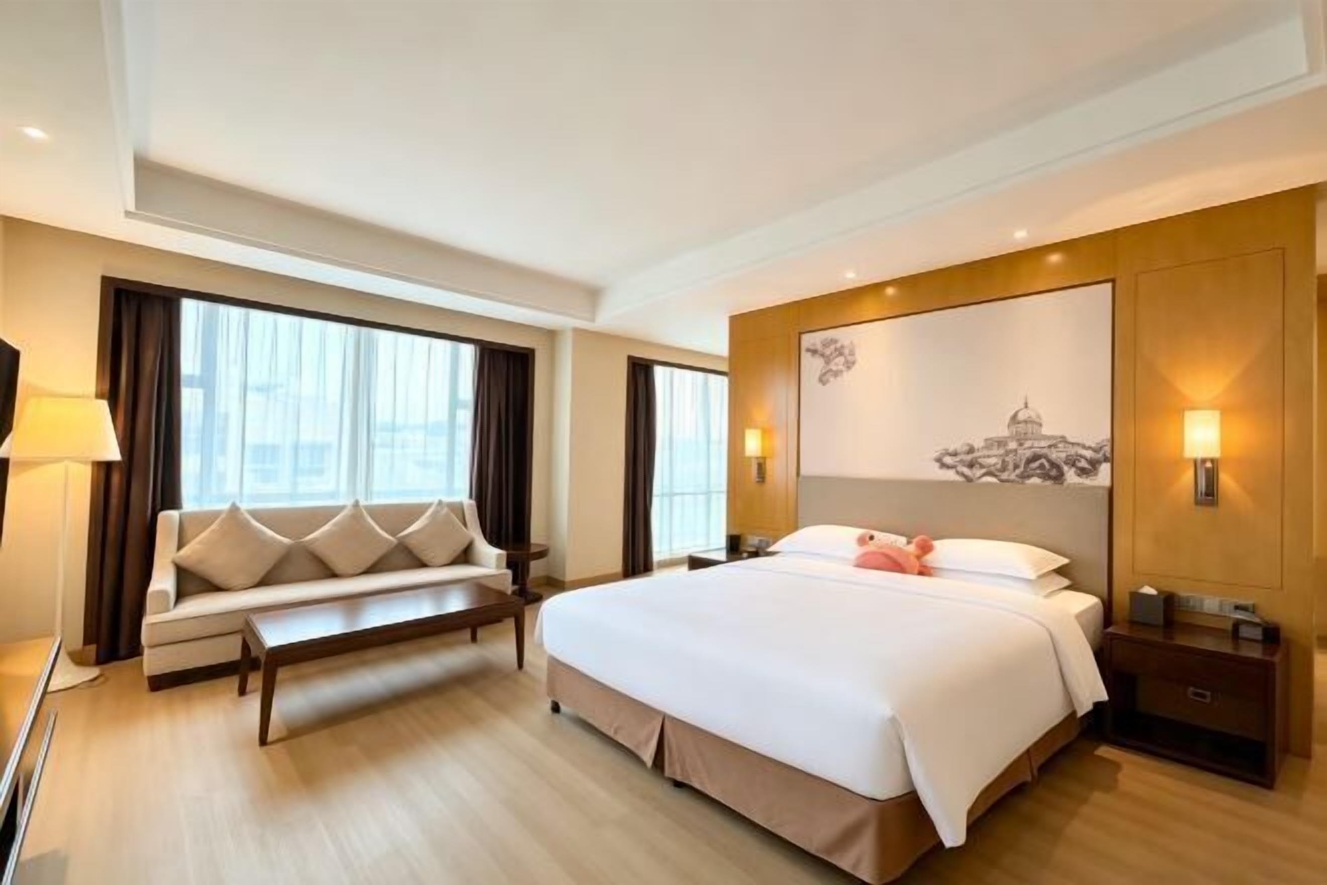 Premium bedding, in-room safe, individually decorated