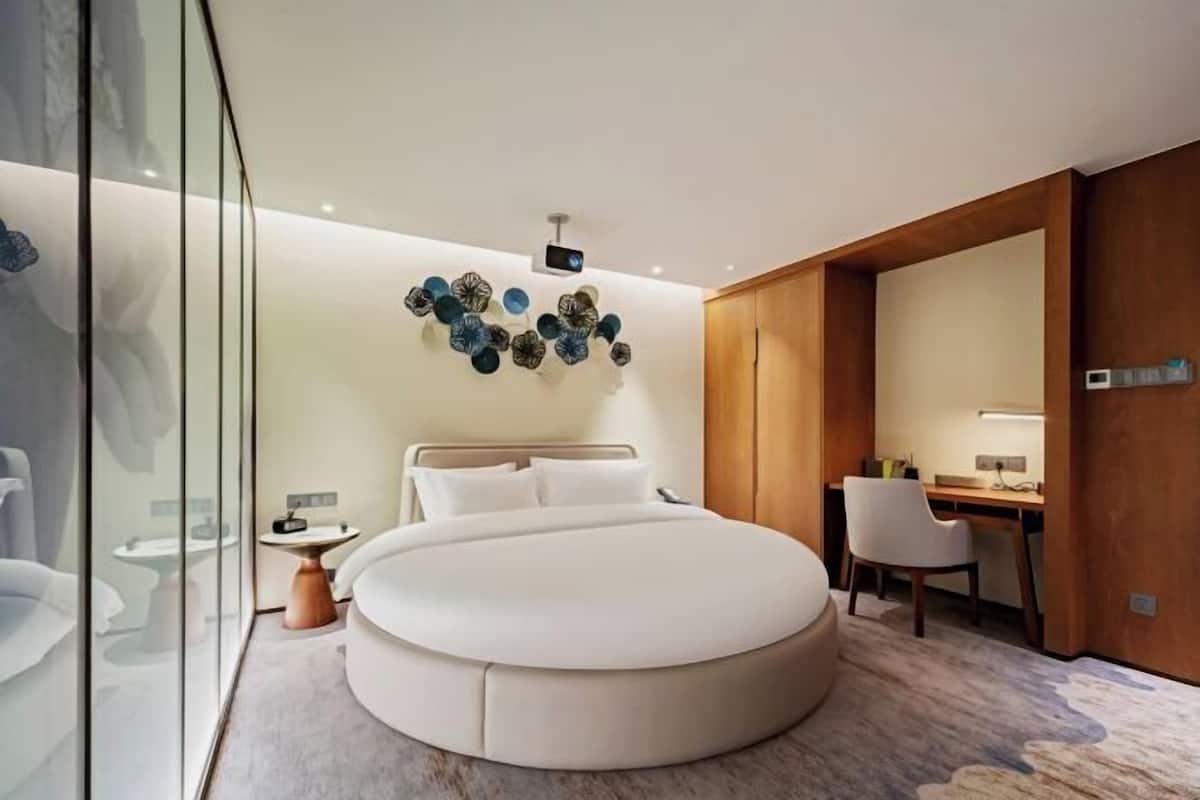 Premium bedding, in-room safe, individually decorated