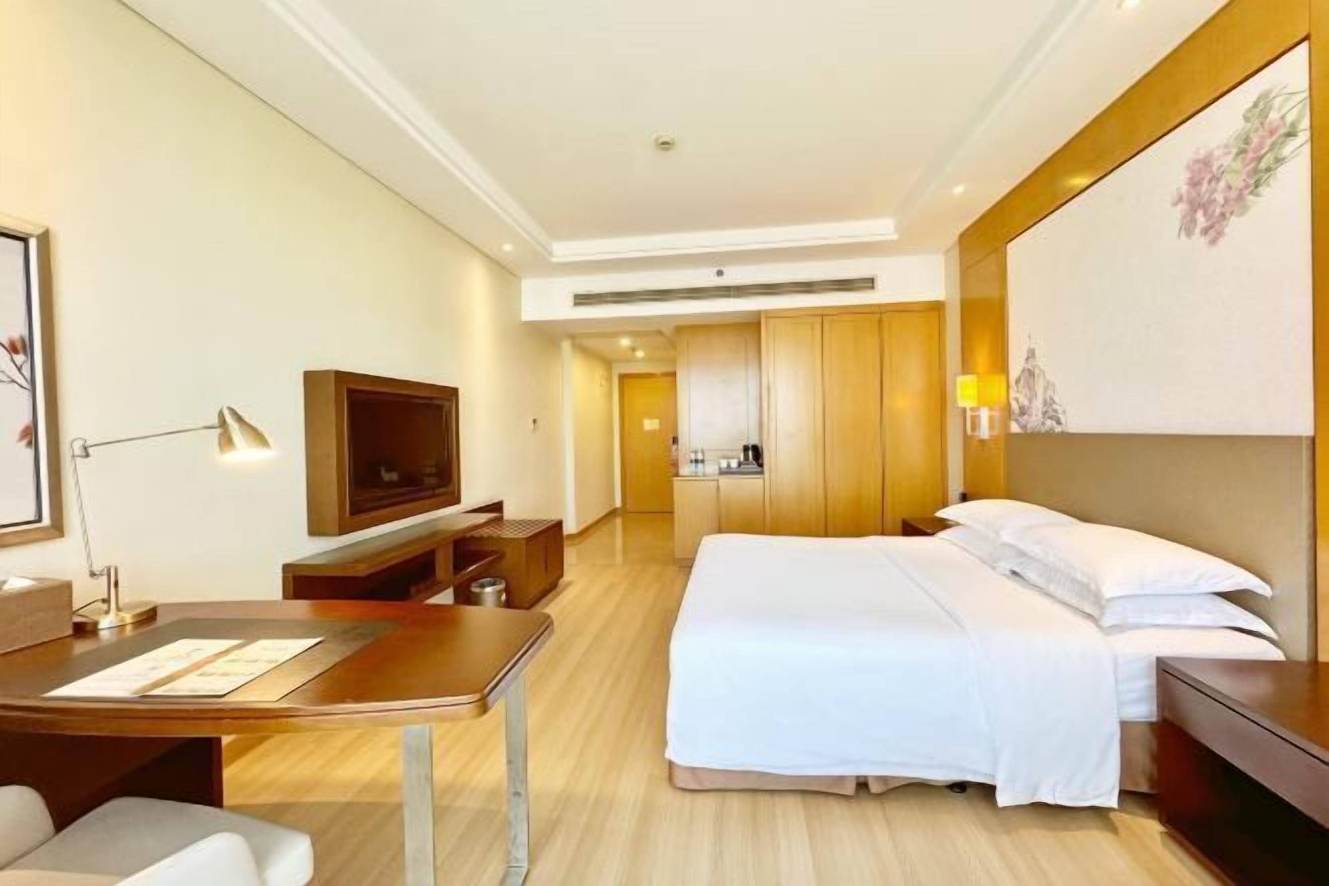 Premium bedding, in-room safe, individually decorated