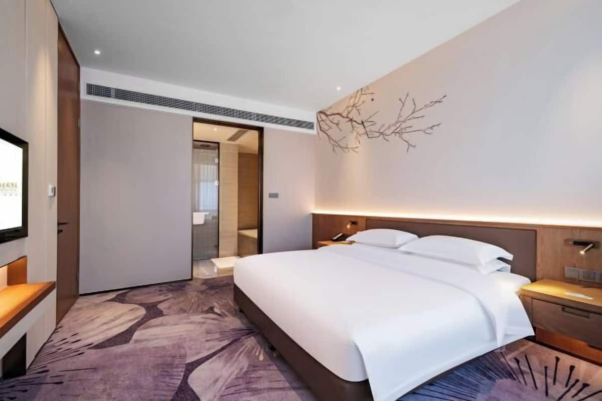Premium bedding, in-room safe, individually decorated
