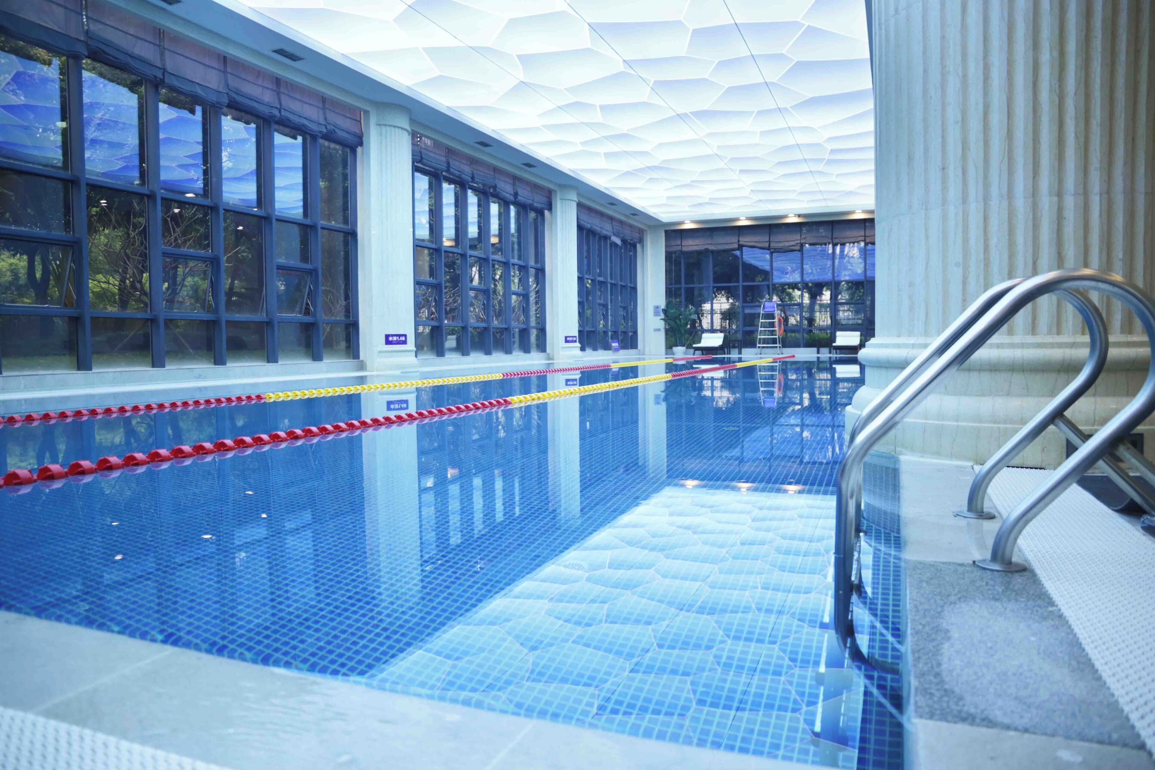 من حمّامات السباحة المغطاة، حمّام سباحة خارجي