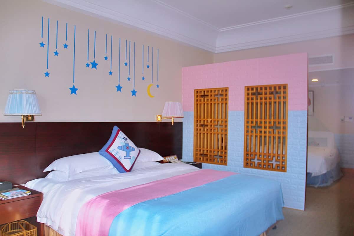 Premium bedding, in-room safe, individually decorated