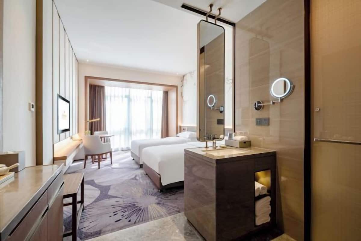 Premium bedding, in-room safe, individually decorated
