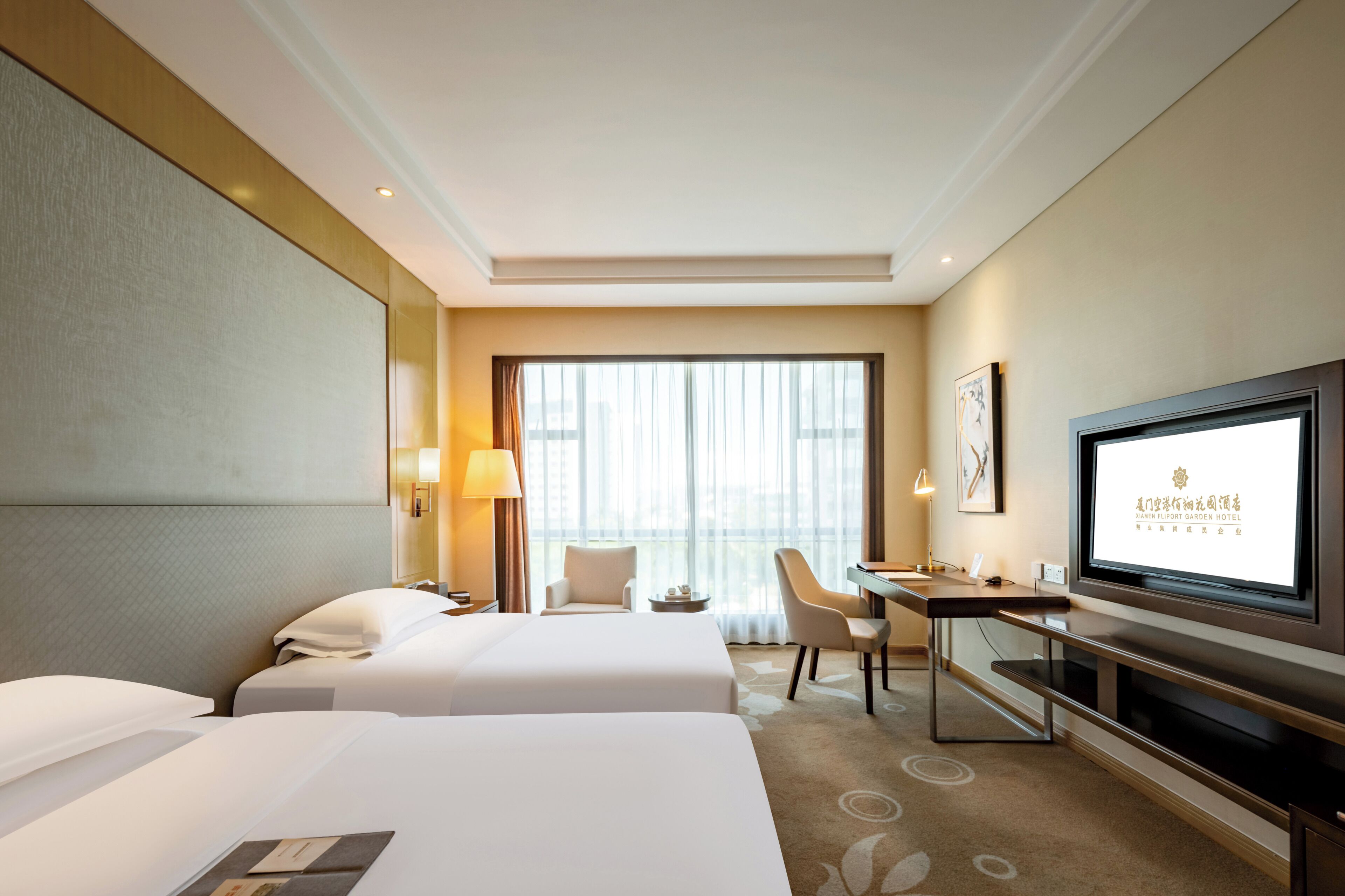 أغطية فراش متميزة وخزنة داخل الغرفة وبديكورات فريدة لكل غرفة