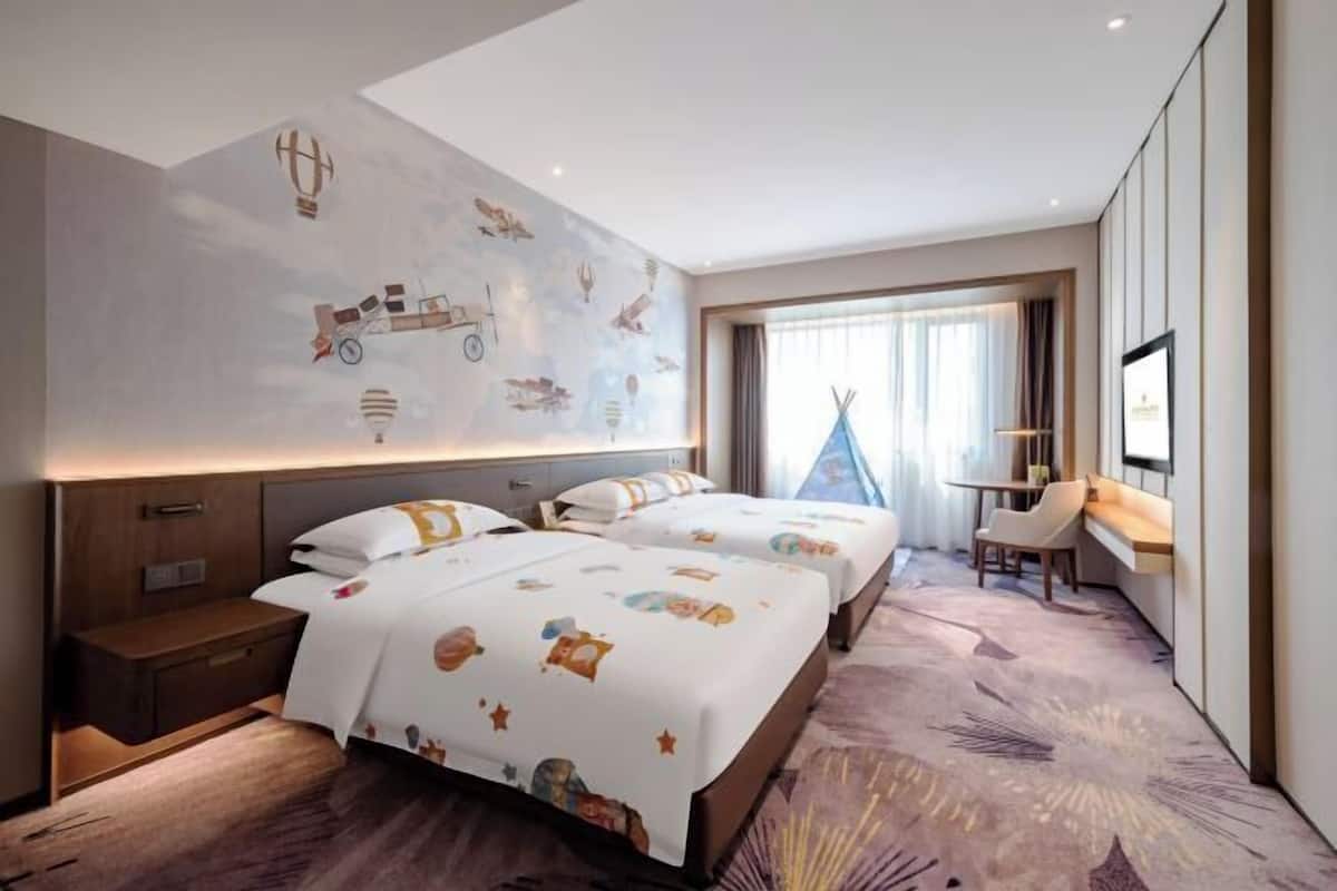 Premium bedding, in-room safe, individually decorated