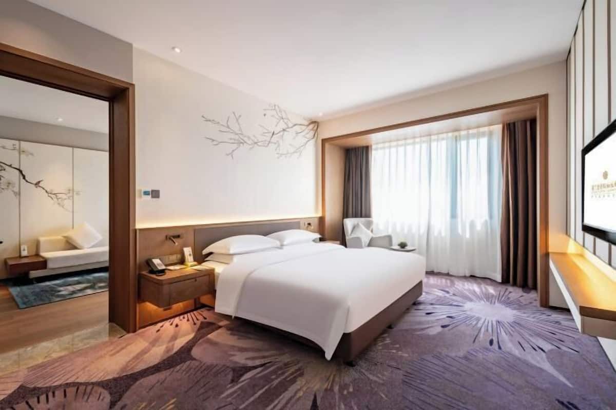 Premium bedding, in-room safe, individually decorated