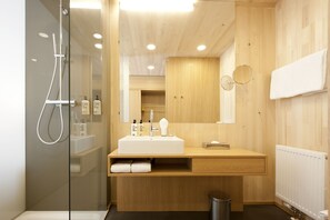 Quarto (Single) | Banheiro | Chuveiro com efeito de chuva, secador de cabelo, toalhas de banho