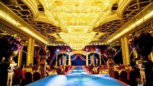 A banquet hall with a long table, ornate chandeliers, and floral centerpieces. - Brilliance Garden Hotel (CHENGDU)